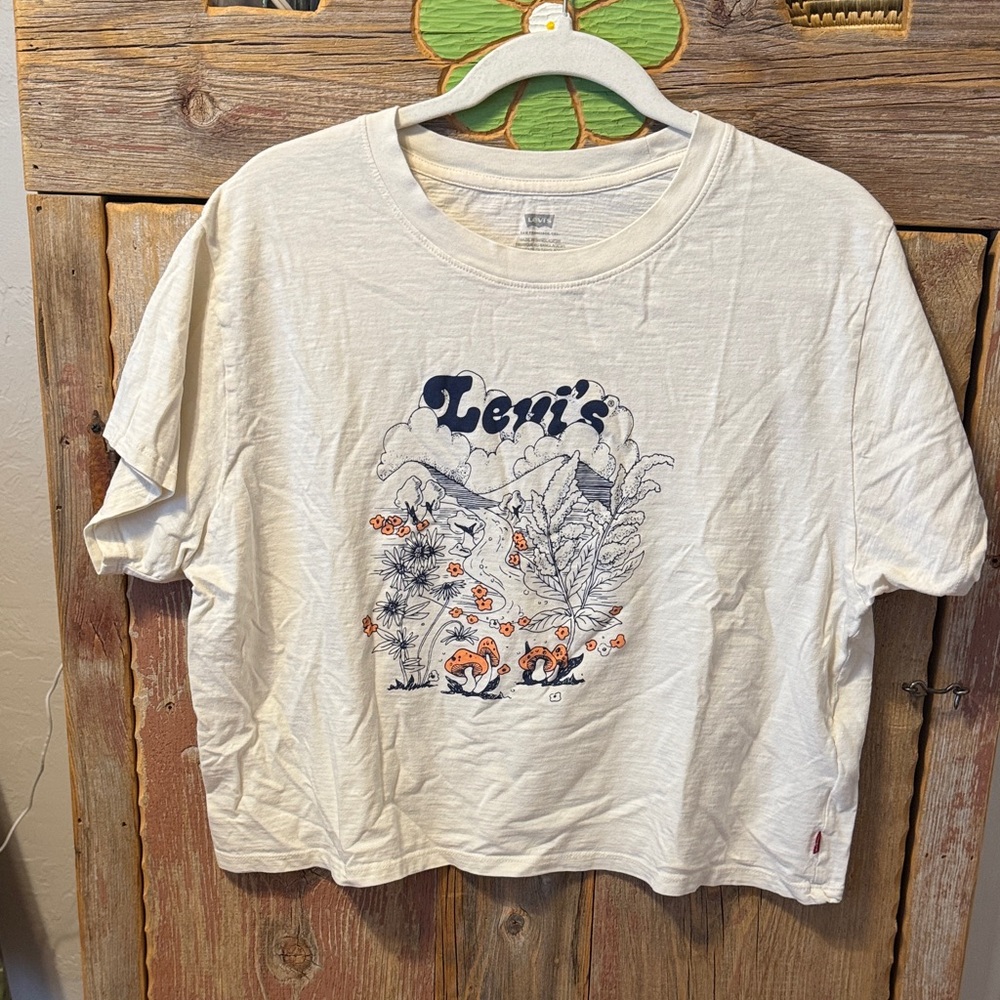Levi's Cream crop T-Shirt with Graphic Design size large